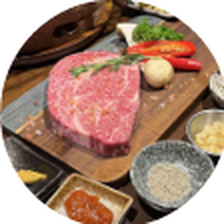 고기와 반찬이 놓인 예시 매장 사진